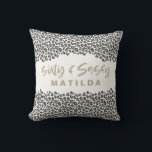 Almofada Leopard imprimiu sessenta e sassy presente de 60 a<br><div class="desc">Leopard imprime sessenta e sassy design de presente de 60 anos. Parte de uma coleção de impressões digitais de animais.</div>