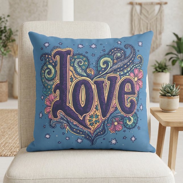 Almofada Letra Psychedelic Boho Love com Destaque Floral (Psychedelic Boho Love Lettering with Floral Throw Pillow Mockup A)
