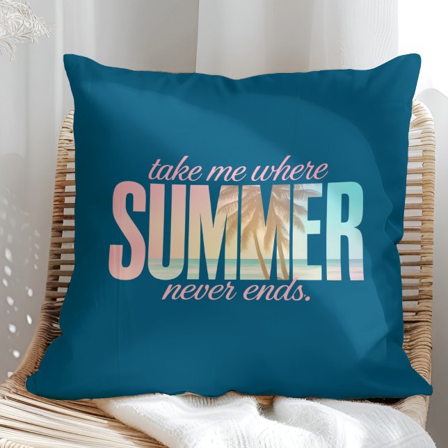 Almofada "Leva-me onde o verão nunca termina" Citação tropi ("Take Me Where Summer Never Ends" Tropical Quote Throw Pillow on a sunny rattan armchair.)