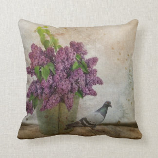 Almofada Lilacs em um balde oxidado idoso