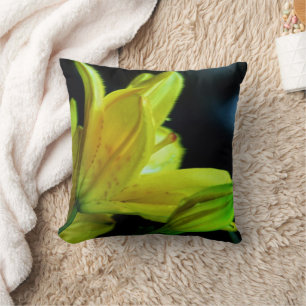 Almofada Lily amarela com efeito eólico por Shirley Taylor