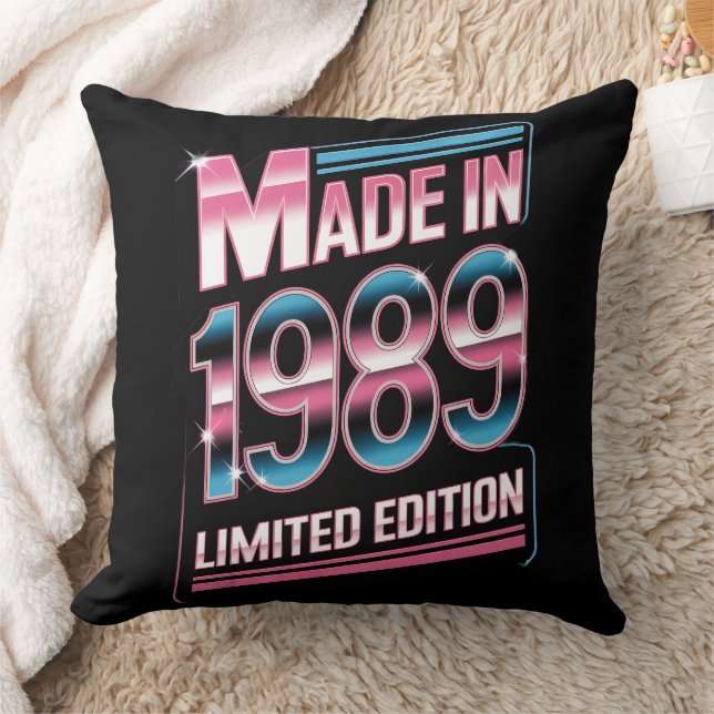 Almofada Limited Edition Retro 1989 Throw Pillow (Cobertor)