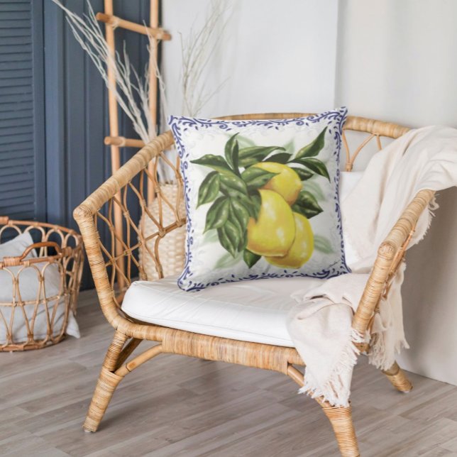 Almofada Limões e Travesseiro decorativo | Charme do País F (White Pillow with large lemons and leaves with a border of Blue Toile Filigree in a wicker chair)