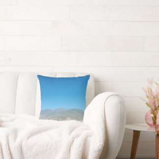 Almofada Limpar o céu sobre a paisagem da montanha
