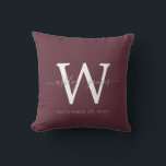 Almofada Lindo Presente de Casamento com Monograma Burgundy<br><div class="desc">Elegante almofada de presente de casamento com monograma com seus nomes e data de casamento em caligrafia chic manuscrita cinza e monograma em tipografia moderna em um fundo burgundy. Basta adicionar seus nomes, monograma e data de casamento. Ótimo presente para um casal recém-casado. Exclusivamente projetado para você pelo Happy Dolphin...</div>