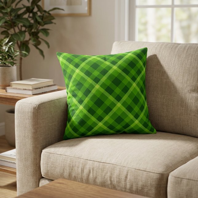 Almofada Lindo Travesseiro Xadrez Verde Árvore (Beautiful Tree Green Plaid Throw Pillow on a sofa in a living room.)