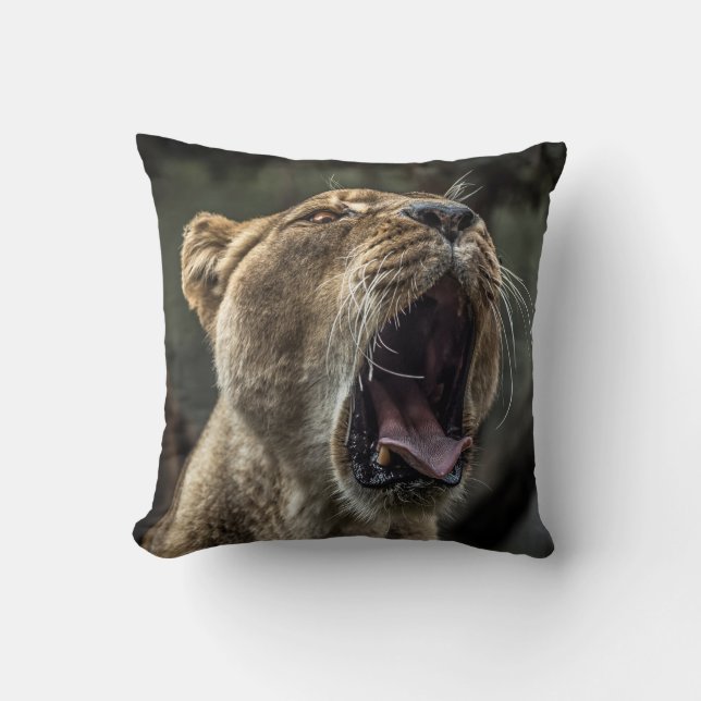 ALMOFADA LIONESS YAWNING (Frente)