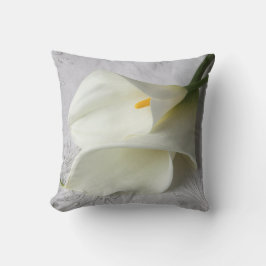 Almofada lírios de calla brancos no travesseiro decorativo