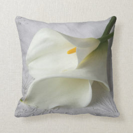 Almofada lírios de calla brancos no travesseiro decorativo