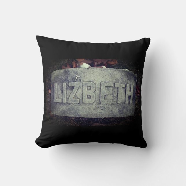 Almofada Lizzie Borden Grave 'Lizbeth' - Rio Fall, MÃES (Frente)