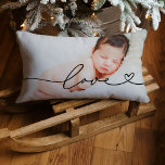 Almofada Lombar Amor em Script Preto com Foto Personalizada do Cor<br><div class="desc">Design personalizado de travesseiro decorativo moderno e na moda apresenta uma foto favorita com um design de camada preta de tipografia "Love" que inclui detalhes florescentes e cardíacos. O texto preto pode ser personalizado.</div>