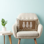 Almofada Lombar Ananases Personalizados<br><div class="desc">Três ananases acenam este travesseiro lombar, excelente para sua casa ou um presente para um novo proprietário personalizado com seu nome familiar em um padrão de impressão de madeira tecida. (Madeira não real, é uma ilustração impressa na cor do cheio.)</div>