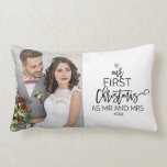 Almofada Lombar Árvore de Natal Nosso Primeiro Natal como Sr. e Sr<br><div class="desc">Esta árvore de natal "nosso primeiro natal como travesseiro decorativo do sr. e mrs." é a perfeita decoração romântica de feriados e manutenção. A design apresenta um anel de diamante, e as palavras "nosso primeiro natal como sr. e mrs." com o ano, tudo arranjado para se parecer com uma árvore...</div>