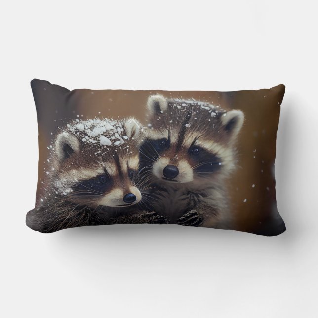 Almofada Lombar Baby Raccoons Huddle in Falling Snow (Frente)