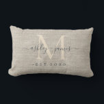 Almofada Lombar Beige Linen Ivory Monograma Script Weding Keepsasa<br><div class="desc">Elegante travesseiro de efeito de linhagem tecida beige com texto na caligrafia manuscrita em chic off-black e na tipografia moderna na moda. Basta adicionar seus nomes, monograma e data de casamento. presente de luxo excelente para o casal recém-casado. Desenvolvido exclusivamente para você pelo Happy Dolphin Studio. Se precisar de ajuda...</div>