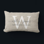 Almofada Lombar Beige Linen White Monogramas Keepsael<br><div class="desc">Elegante travesseiro de efeito de linhagem tecida beige com seu texto em caligrafia manuscrita de cinza escura. Basta adicionar seus nomes, monograma e data de casamento. presente de excelente para um casal recém-casado. Desenvolvido exclusivamente para você pelo Happy Dolphin Studio. Se precisar de ajuda ou produtos correspondentes, entre em contato...</div>
