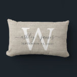 Almofada Lombar Beige Linen White Monogramas Keepsael<br><div class="desc">Elegante travesseiro de efeito de linhagem tecida beige com seu texto em caligrafia manuscrita de cinza escura. Basta adicionar seus nomes, monograma e data de casamento. presente de excelente para um casal recém-casado. Desenvolvido exclusivamente para você pelo Happy Dolphin Studio. Se precisar de ajuda ou produtos correspondentes, entre em contato...</div>