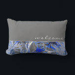 Almofada Lombar Bem-vindo | Cinza branca e Abstrato azul<br><div class="desc">Bem-vindo ao travesseiro exterior apresenta uma elegante composição floral de abstrato em cinzas, azul e branco com mensagem de boas-vindas personalizada. A parte superior apresenta um plano de fundo simples de cinza com "boas-vindas" apresentado no script de minúsculas de na moda. O fundo apresenta uma cinza artística na moda, padrão...</div>