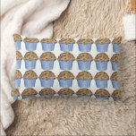 Almofada Lombar Bens Frescos Blueberry Muffin Bakery Comida<br><div class="desc">O travesseiro decorativo decorativo apresenta uma ilustração original de um muffin de mirtilo fresco assado! Esta ilustração também está disponível em outros produtos. Não vê o que está procurando? Precisa de ajuda para a personalização? Entre em contato com Rebecca para ter algo projetado só para você.</div>