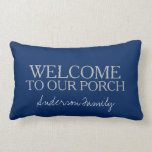 Almofada Lombar Boa vinda moderna dos azuis marinhos a nosso nome<br><div class="desc">Boa vinda moderna a nosso roteiro do patamar,  nome dos azuis marinhos de família,  travesseiro lombar.
Você pode personalizá-lo e mudar o texto e a parte dianteira e a parte traseira e adicionar seu próprio nome.</div>