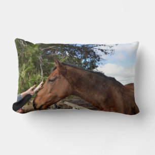 Almofada Lombar "Bonito toque: unindo-se a um Cavalo Marrom gentil