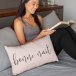 Almofada Lombar Bonne Nuit | Cor-de-rosa<br><div class="desc">Diga boa noite no estilo parisiense com nosso travesseiro rosa-pincelado com "bonne nuit" (boa noite) no estilo preto, escrito à mão, com letra de escrita em caligrafia. Travesseiro se reverte para um padrão opcional de diamantes pontilhados em preto correspondente.</div>