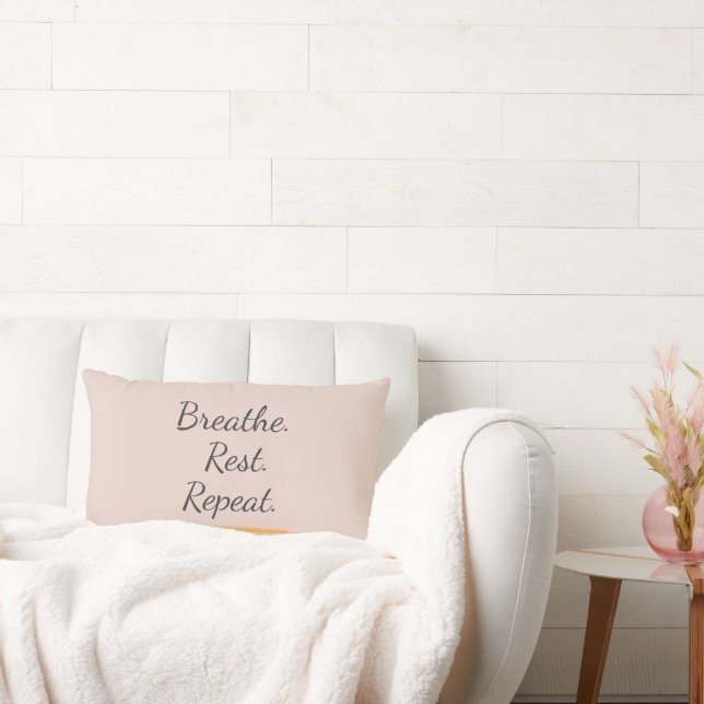Almofada Lombar Breathe Rest Repeat Elegant Blush Pink Typography (Sofá)