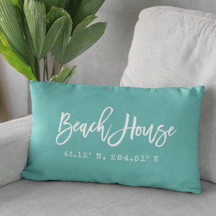 Almofada Lombar Brush Script Beach Abre suas coordenadas