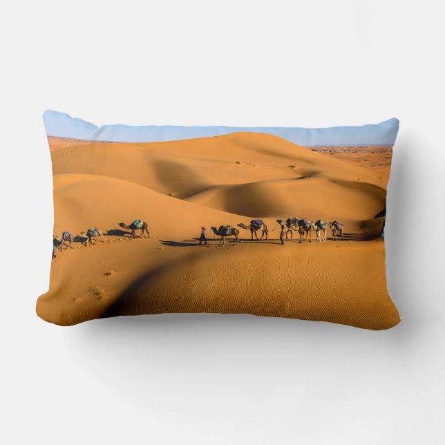 Almofada Lombar camelos no deserto sob céu azul (Frente)