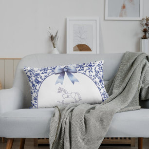 Almofada Lombar Cavalo de Balanço de Bow Azul Vintage Toile Chá de