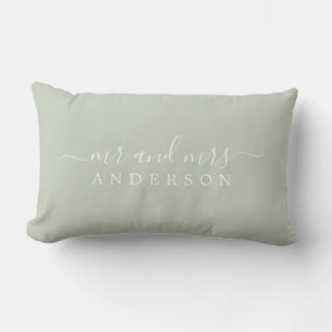 Almofada Lombar Chic Script Sr. Pastel Green Newlywing Monograma