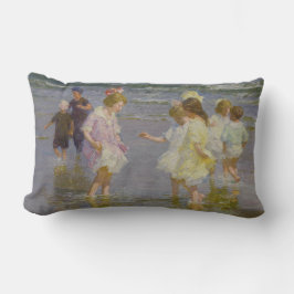 Almofada Lombar Children Wading on the Beach (por E.H. Potthast)