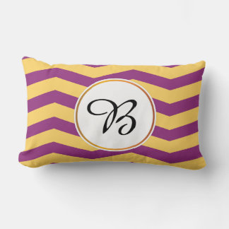 Almofada Lombar com padrão monograma e chevron