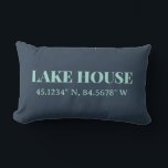 Almofada Lombar Coordenadas Personalizadas do Lago House<br><div class="desc">Adicione um toque pessoal à sua decoração doméstica com este travesseiro decorativo lombar personalizado do tipo "Lake House". Com um design elegante e minimalista, este travesseiro apresenta coordenadas geográficas personalizáveis da sua localização favorita, fazer-o como presente perfeito ou sotaque único para uma casa de férias, uma cabana ao lado do...</div>