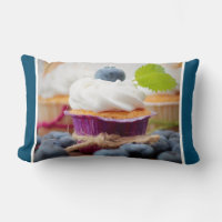 Cupcake delicioso de mirtilo com creme chicoteado