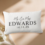 Almofada Lombar Escrito Elegante Personalizado Sr. Sra. Wedding<br><div class="desc">Escrita Elegante Personalizou o Sr. Sra. Wedding. Personalizar com nome e data.</div>
