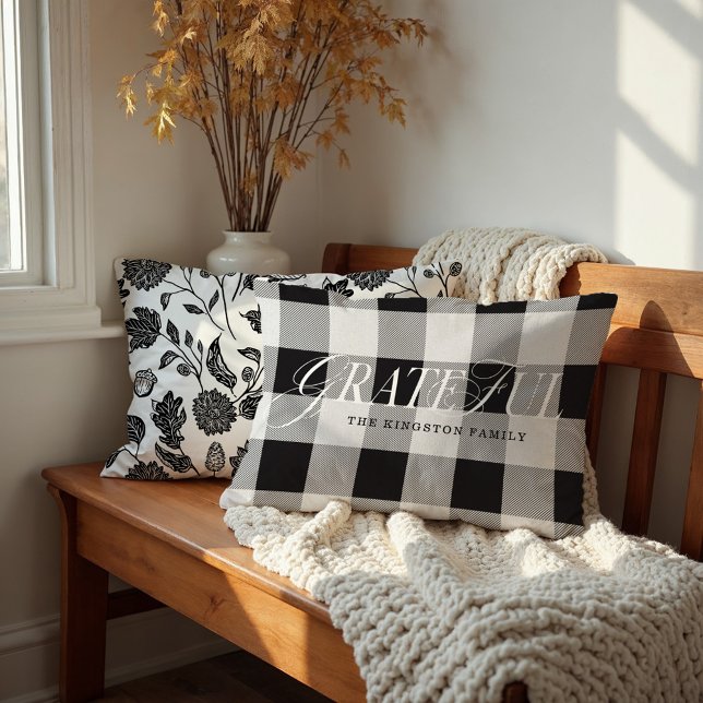 Almofada Lombar Estilo de Condado Grateful Estilo de Xadrez Negra  (Grateful Family County Style Black Plaid Fall Leaf Lumbar Pillow)