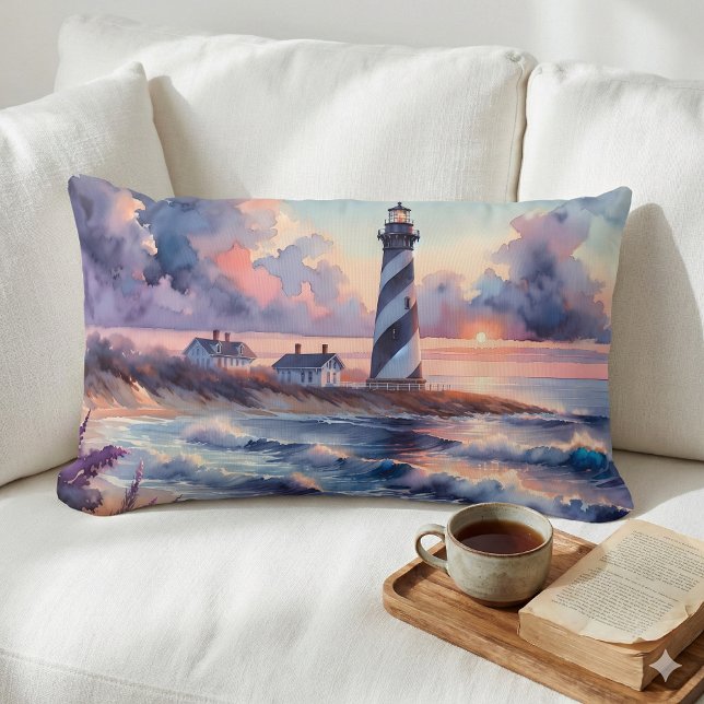 Almofada Lombar Farol de Cape Hatteras na Linha Costeira Sunset (Cape Hatteras Lighthouse at Sunset Coastline Lumbar Pillow Mockup A)