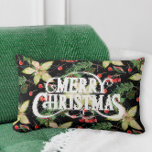 Almofada Lombar Feliz Natal Poinsettias Holiday<br><div class="desc">O Feliz Natal,  sobre um fundo de poinsetos brancos,  folhas e bagas de preto,  é apresentado neste travesseiro festivo disponível em vários tamanhos e estilos. CORRESPONDENTE a itens na nossa coleção.</div>