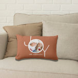 Almofada Lombar Foto personalizada de festas de Natal Joy Rust<br><div class="desc">Este Travesseiro de Foto de Natal na moda é decorado com a palavra JOY em tipografia branca moderna em fundo de terracota. Facilmente personalizável com sua foto e seu nome.</div>