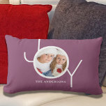 Almofada Lombar Foto Roxa da Família Joy<br><div class="desc">Este Travesseiro Fotográfico na moda é decorado com a palavra JOY em tipografia moderna branca em fundo roxo. Facilmente personalizável com sua foto e seu nome. Faz com que uma família excelente se mantenha.</div>