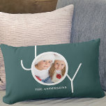 Almofada Lombar Foto verde de Natal Joy Holiday<br><div class="desc">Este Travesseiro de Foto de Natal é decorado com a palavra JOY em uma tipografia branca moderna,  sobre um fundo verde de pinheiro festivo. Facilmente personalizável com sua foto e seu nome.</div>
