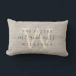 Almofada Lombar Futuro do Script Chic Sr. Monograma Beige Linen<br><div class="desc">Elegante futuro mr sra. keepape beige woven efeito travesseiro com o seu texto na caligrafia manuscrita em cinza escura. Basta adicionar seu nome e monograma. Presente perfeito para um chá de panela, noivado ou Dia de os namorados. Desenvolvido exclusivamente para você pelo Happy Dolphin Studio. Se precisar de ajuda ou...</div>