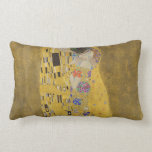 Almofada Lombar Galeria Gustav Klimt The Kiss (Amantes)HD Vintage<br><div class="desc">Gustav Klimt. O Beijo (Amantes). c. 1908. Folha de óleo e ouro na canvas. Pintura original de obras de arte plásticas por um famoso artista austríaco Art Nouveau Gustav Klimt.</div>