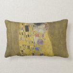 Almofada Lombar Galeria Gustav Klimt The Kiss (Amantes)HD Vintage<br><div class="desc">Gustav Klimt. O Beijo (Amantes). c. 1908. Folha de óleo e ouro na canvas. Pintura original de obras de arte plásticas por um famoso artista austríaco Art Nouveau Gustav Klimt.</div>