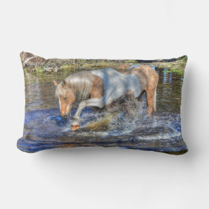 Almofada Lombar Gentle Palomino Pinto Stallion Brincando em Pond