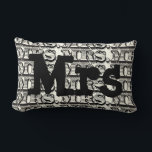 Almofada Lombar Groom Black and Ivory Sr Typografia Pattern<br><div class="desc">Sra. ou Travesseiro de Sotaque Personalizado em Monograma em Cinzas Você pode Personalizar este Belo Elegante Elements Black and Ivory Vintage Retro Tyograohy Travesseiro para dizer o que quiser ou usar a Sra.. para a Noiva/Esposa ou o comprar 2 Sra. e um Sr. para os Newlyweds. Procurando presentes no segundo?...</div>