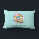 Almofada Lombar Ilustração Funny Ativada no Modo Lúteo<br><div class="desc">Um travesseiro com uma ilustração com uma preguiça castanha engraçada e feliz pairando em um galho de árvore. Um arco-íris colorido atrás dele junto com um sol rosa pairando sobre a cabeça. Bonita, adorável e moda. Um pouco de humor com o texto dizendo: Modo Leve Ativado. Pode ser alterado ou...</div>