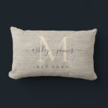 Almofada Lombar Lembrança de casamento bege com monograma em scrip<br><div class="desc">Elegante almofada de lembrança de casamento com efeito de linho bege tecido com texto em caligrafia manuscrita elegante em preto e tipografia moderna e sofisticada. Basta adicionar seus nomes, monograma e data de casamento. Ótimo presente de luxo para o casal recém-casado. Exclusivamente desenhado para si pela Happy Dolphin Studio. Se...</div>