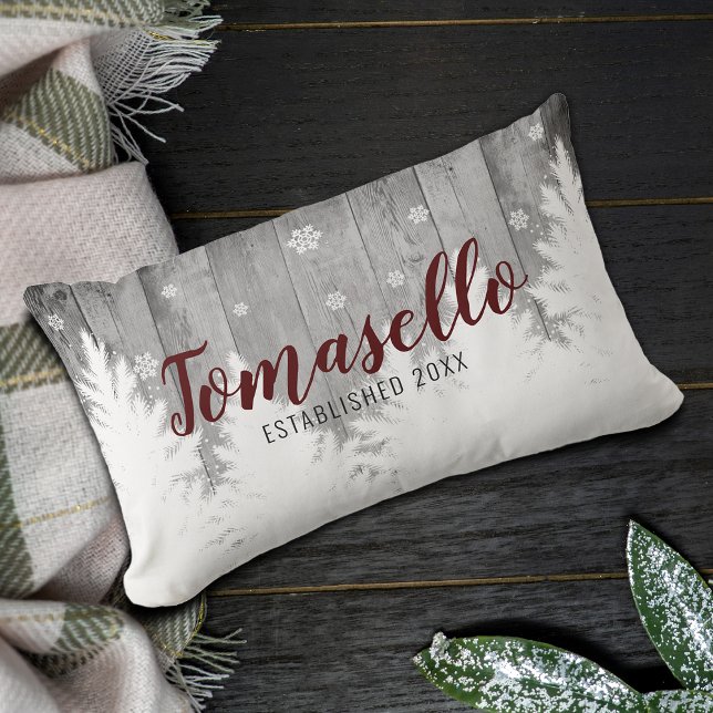 Almofada Lombar Madeira Rústica Pinheiros de inverno Nome da Borgo (Rustic Wood Winter Pine Trees Burgundy Name Lumbar Pillow)